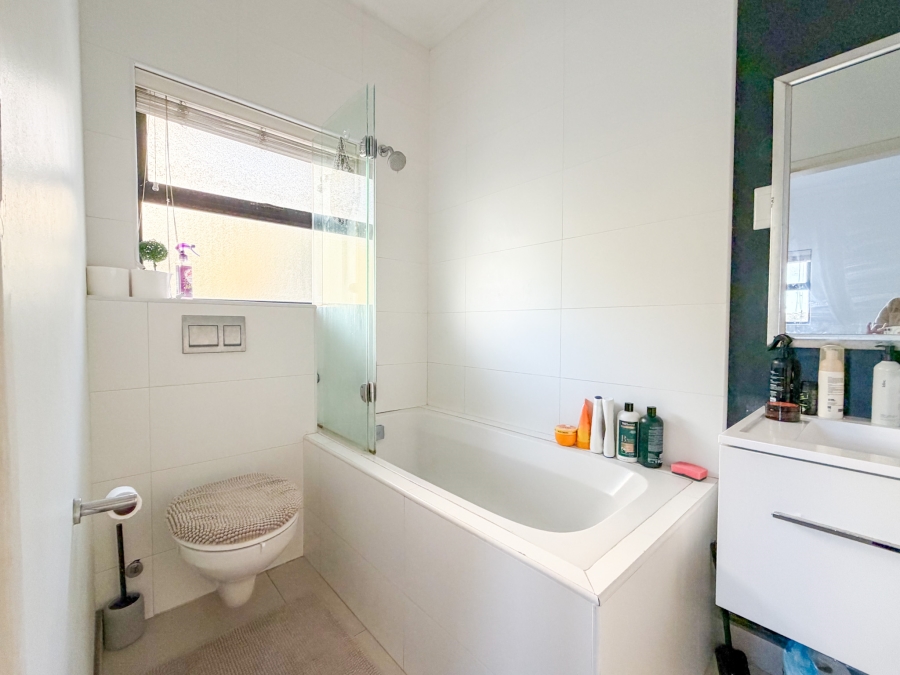 1 Bedroom Property for Sale in Vredehoek Western Cape